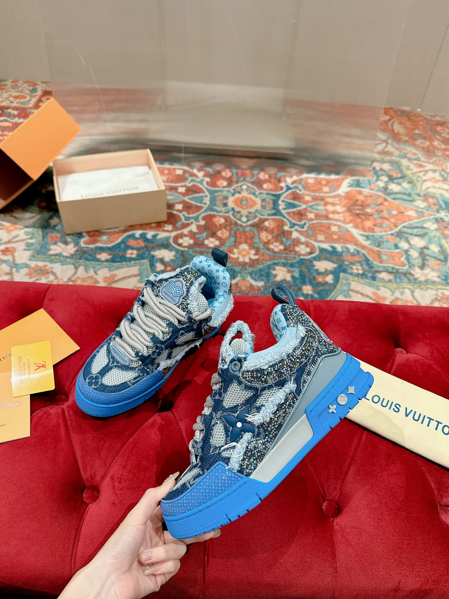 👟👟Ex-factory price 800👟👟 Louis Vuiton·Louis Vuitton🍀 🍀 LV Skate series bread shoes-skateboard shoes-basketball shoes-casual sports shoes top version🔝original purchase, development and production👍🏻[Fireworks] LV Skate has continued The View professional skateboard shoes since 2020. This style continues the fat version of the 90s. Designers added playful touches such as an open mesh tongue and exaggerated laces that pay homage to Axion, es and DC. Unlike your typical skate shoe, this LVSK8 sneaker is made from nubuck leather with TPU trim and Monogram texture. Finally, there are the logos on the heel and tongue as well as the floral pattern on the side. ☑️ Fabric: Original customized first-layer cowhide + breathable mesh ☑️ Lining: Original imported breathable mesh ☑️ Size: Female 35-40 Male 39-44 (Female 40, Male 45.46 customized, non-refundable)
